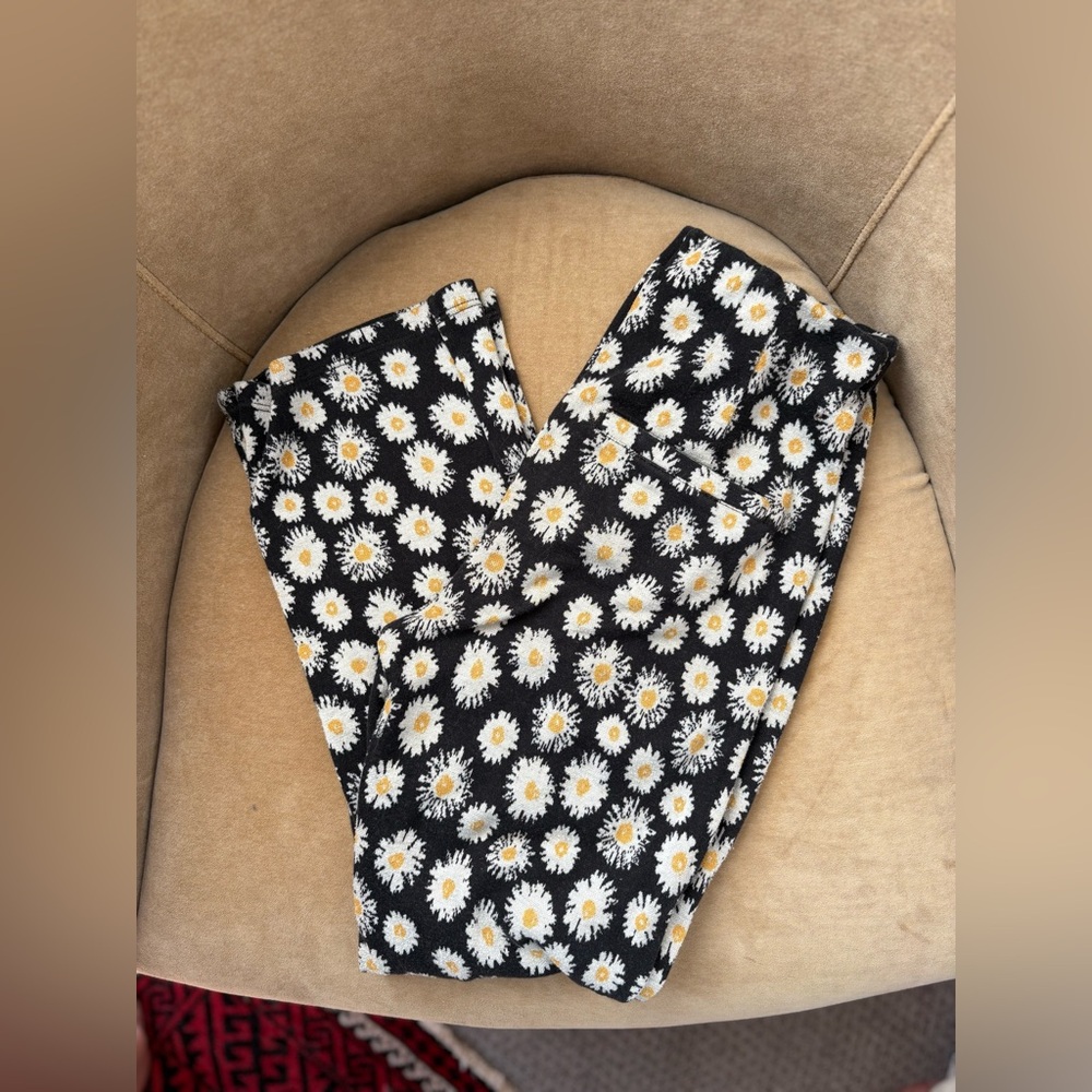 free people daisy knit pants - size 4 black white floral 100% cotton cropped